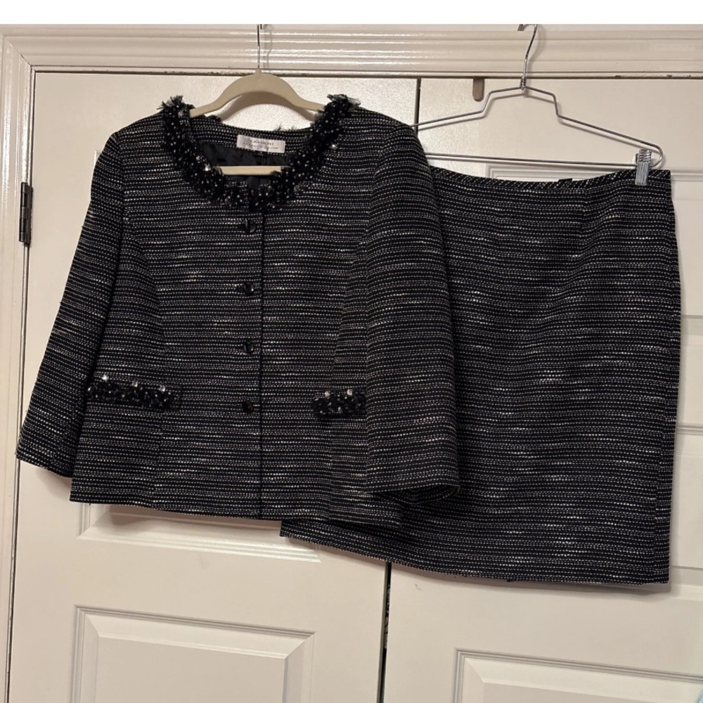 Tahari black/white skirt suit size 14